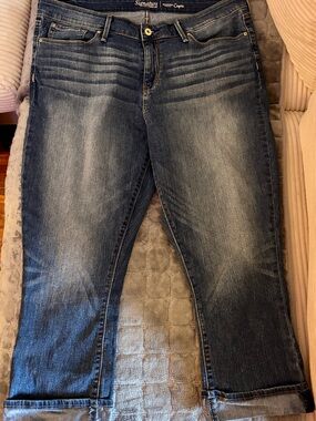 Signature by Levi Strauss Women’s Modern Capri Jeans Medium Wash Cuffed